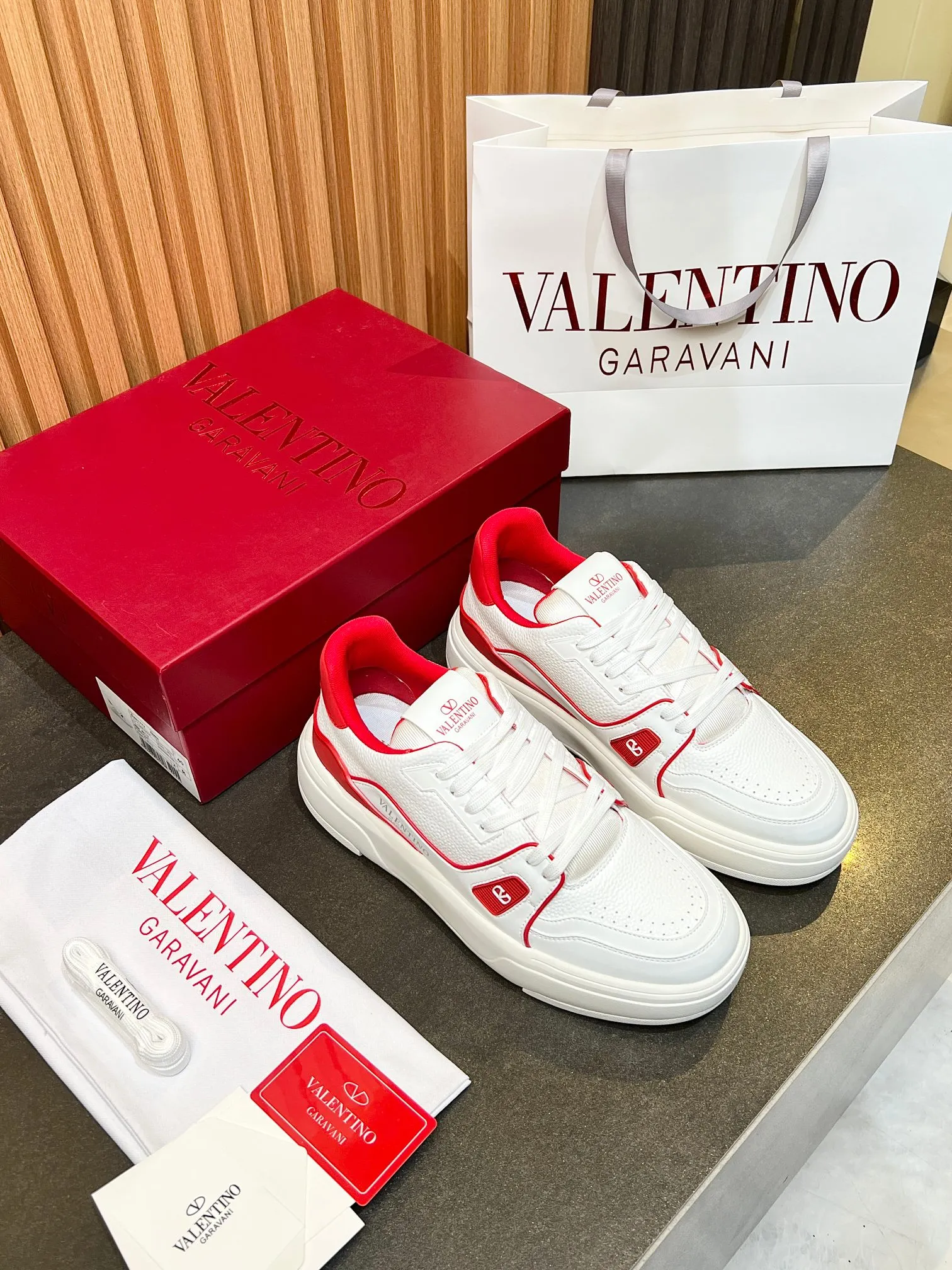 👟👟Ex-factory price 680👟👟 𝑽𝒂𝒍𝒆𝒏𝒕𝒊𝒏𝒐Valentino 𝑶𝒏𝒆𝑺𝒕𝒖𝒅 Couple's sneaker series Valentino 2025 latest couple's sneakers same style for celebrities Hot sale. The original ZP was purchased and dismantled. Repeated printing and modification. Trying to restore the original version 1:1! Top luxury masterpiece, soft and comfortable, combining fashion and leisure, bringing excellent and elegant texture and excellent on-foot comfort. Top purchasing version upper: imported calfskin surface/original oil edge craftsmanship. Lining: water-dyed cowhide lining. Outsole: original development 𝐓𝐏𝐔 two-color combination outsole. Packaging: original configuration complete package. Code number: 34-44